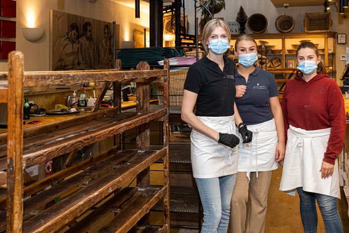 Het personeel van bakkerij Michel Delafaille moest het zondagnamiddag doen met lege rekken: alles was zo goed als op.