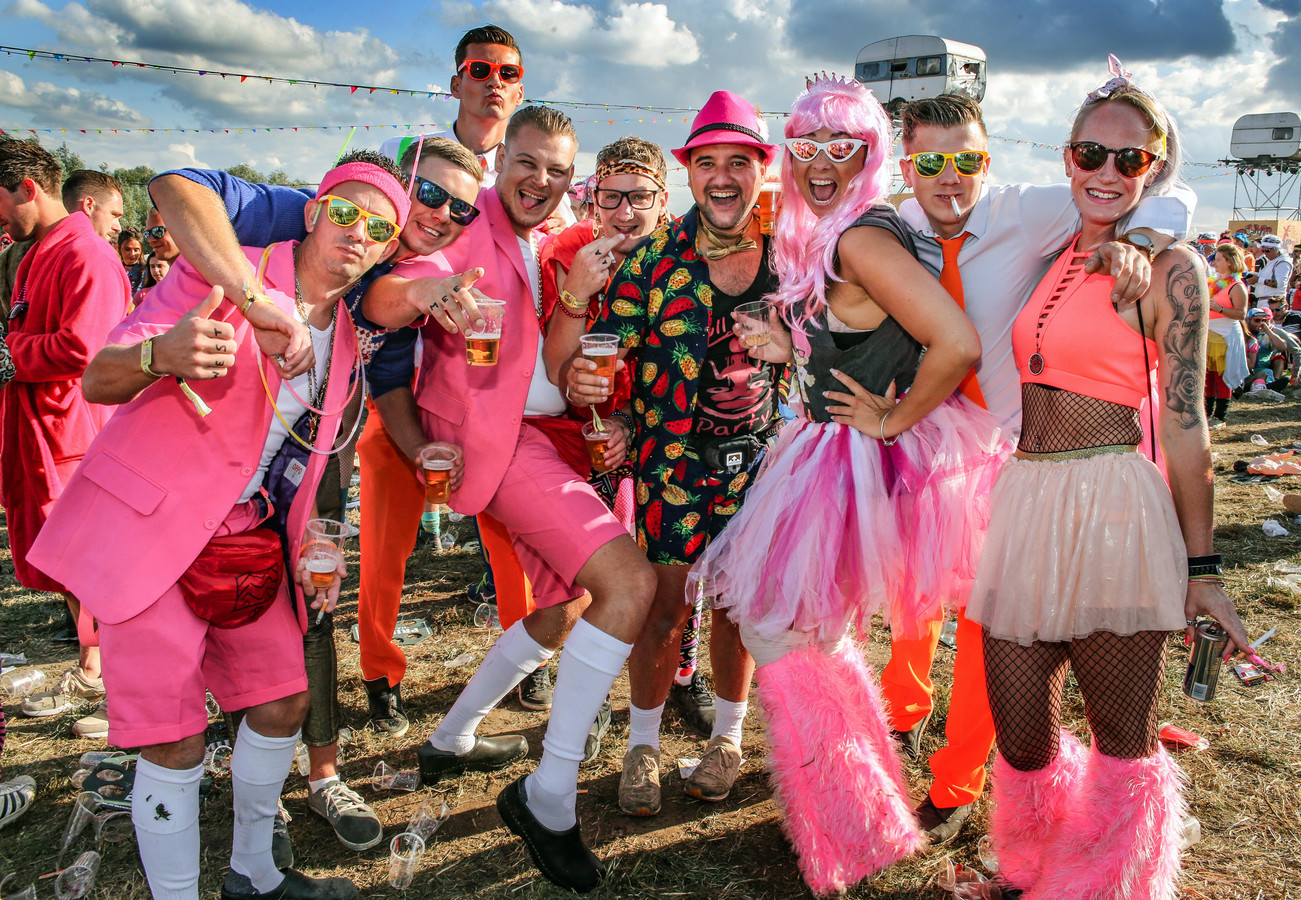 RECONSTRUCTIE. Kamping Kitsch Club hoe verkleedpartijtje onder