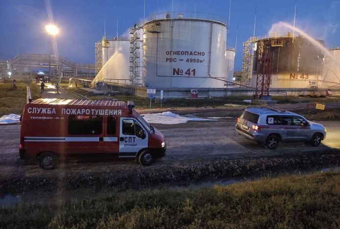 On the night of Wednesday to Thursday, a storage tank at the same refinery caught fire.