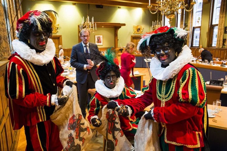 PVV-fractieleden (VLNR) Ton van Kesteren, Matthijs Jansen en Dennis Ram van de Provinciale Staten van Groningen zijn verkleed als Zwarte Piet tijdens de Statenvergadering in het Provinciehuis. Beeld anp