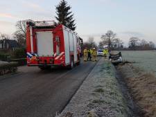 Auto belandt op zijn kop in de sloot in Halle