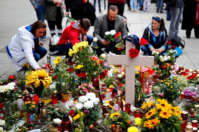 Er worden bloemen gelegd aan de plek waar de 35-jarige Duitser vorige week neergestoken werd.