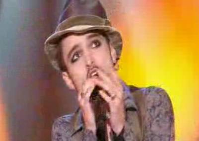 Soan entame le match avec une chanson joyeuse "pour une fois" comme le rajoute Sinclair.