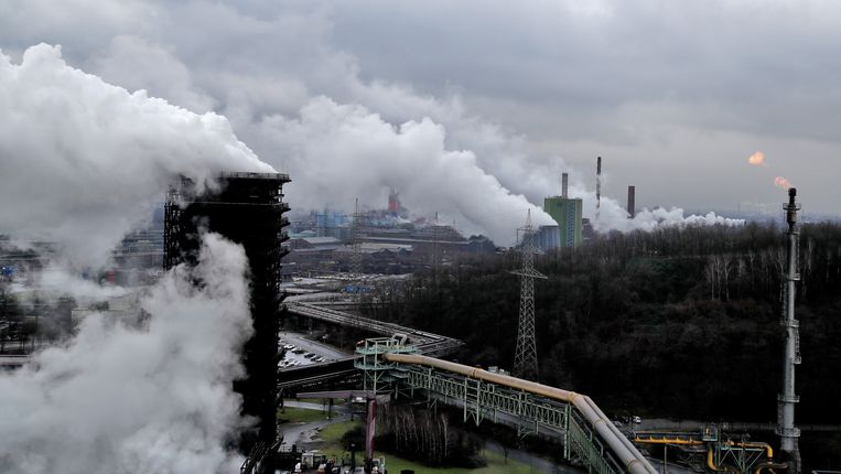 Een staalfabriek van ThyssenKrupp in Duitsland.  Beeld EPA