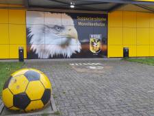 Ik keek naar mijn signerende broertje. Net een Vitesse-speler. Vroeg me af wat er door hem heen ging