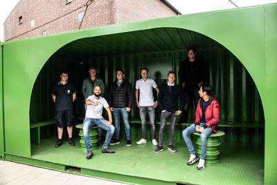 Chillen in een container: jongeren uit Beek hebben daar minder moeite mee dan Groesbeekse jeugd
