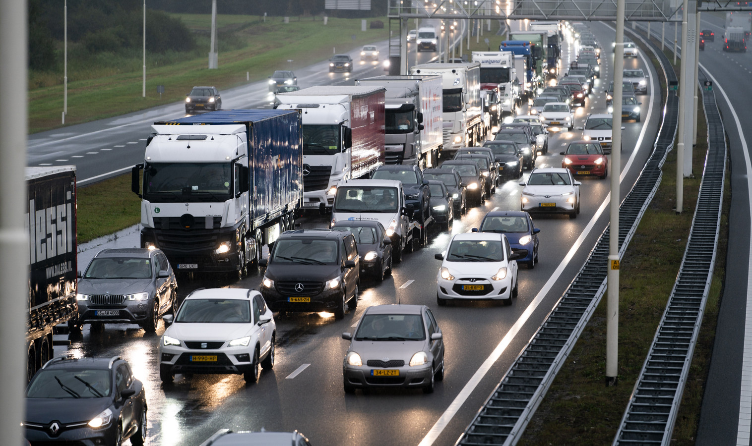 Half Nederland te laat op werk bijna 1000 kilometer file door regen en
