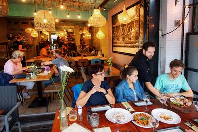 Nuchter plezier van koks en bediening in restaurant MikMak werkt aanstekelijk