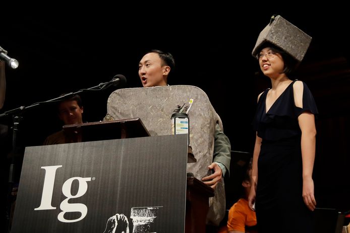 David Hu en Patricia Yang kregen een Ig Nobelprijs voor hun onderzoek naar hoe en waarom wombats kubusvormige drollen produceren.