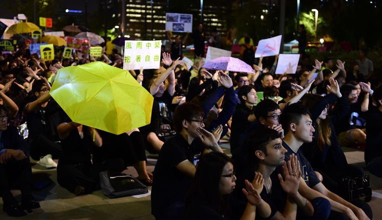 Activisten in Los Angeles betuigen steun aan de demonstranten in Hongkong. Beeld afp