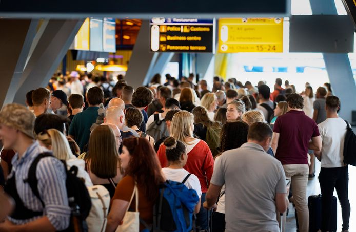 Drukte in de vertrekhal op Eindhoven Airport.