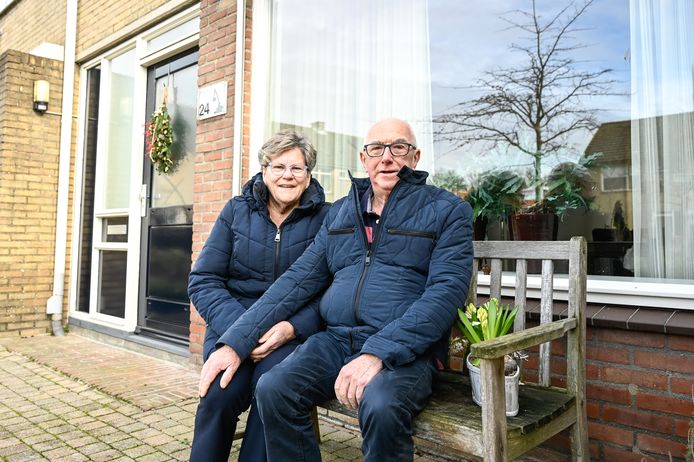 Janny en Gerard Bolier voor hun paleisje aan de Hoogaarsstraat in Bruinisse.