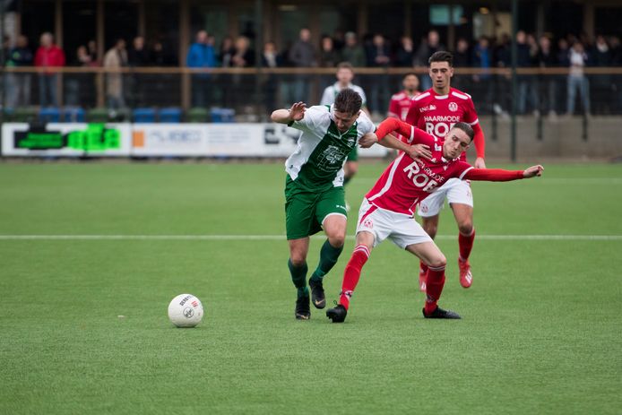 Beeld van RPC - Unitas'59 op 2 februari 2020, met RPC'er Rick Wijnen (l) in duel met Robin Timmers van Unitas'59.