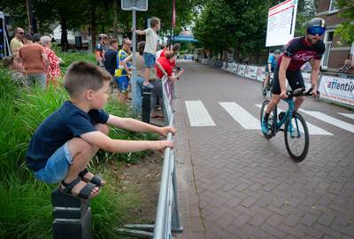‘Pure Brabantse gezelligheid’, al is regen spelbreker op openingsdag wielerweekend in Gilze
