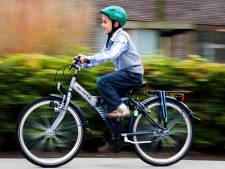 420 kinderen fietsen als proef 3 maanden met een helm op naar school