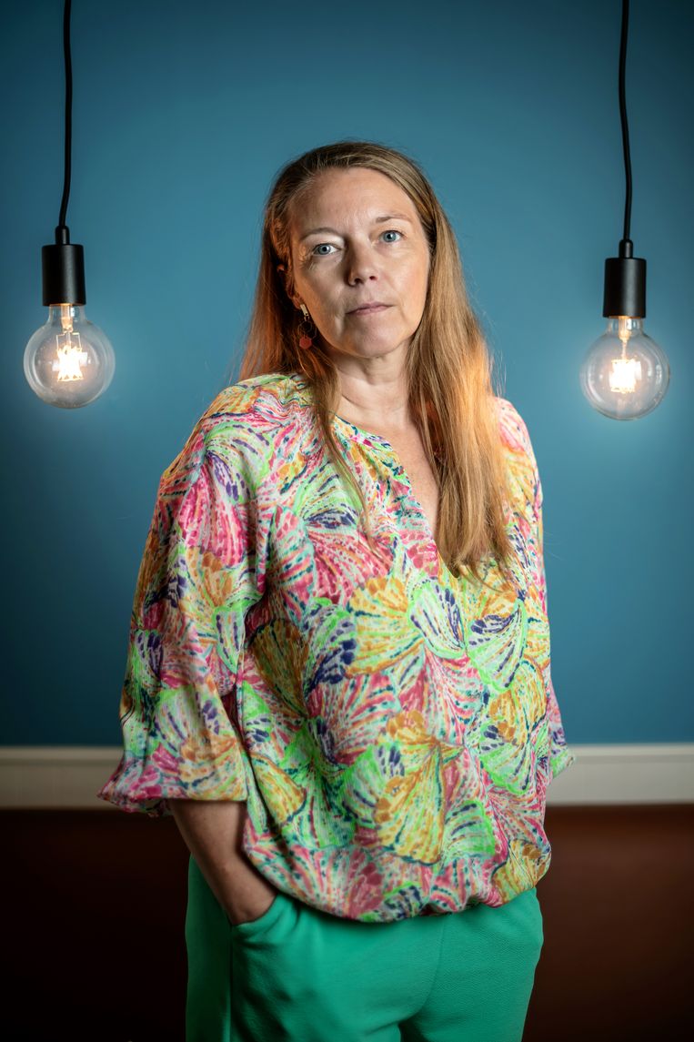 Sylvia Van Oudenhoven: 'Er wacht ons een gepeperde jaarafrekening. Het geschatte bedrag is nu 4.292 euro. Dat kun je één keer van je spaargeld betalen, maar dan is het ook op.’ Beeld Geert Van de Velde
