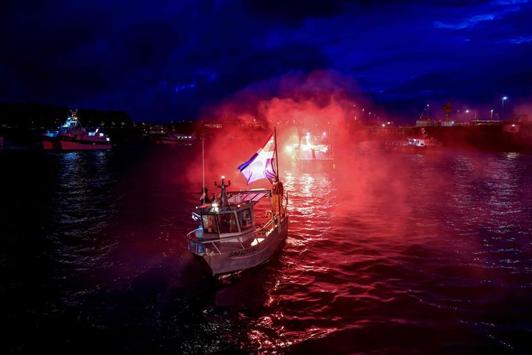 Franse vissers blokkeren de haven van St. Malo. Beeld AFP