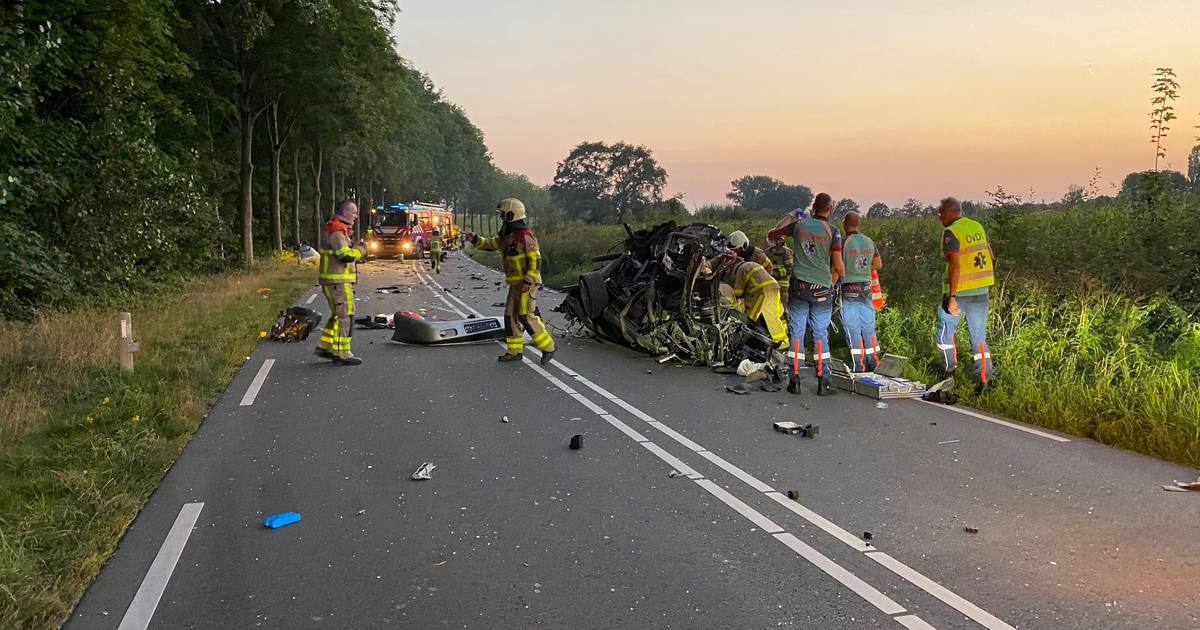 Bestuurder uit auto bevrijd door brandweer na zwaar ongeluk in Wilp.