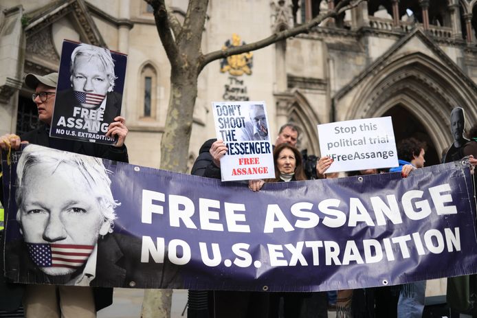 Aanhangers van Julian Assange protesteren bij de rechtbank in Londen tegen zijn uitlevering aan de VS. (26/03/24)