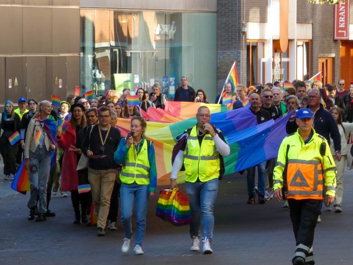 Pride Walk door Enschede: ieders liefde vieren | Enschede | AD.nl