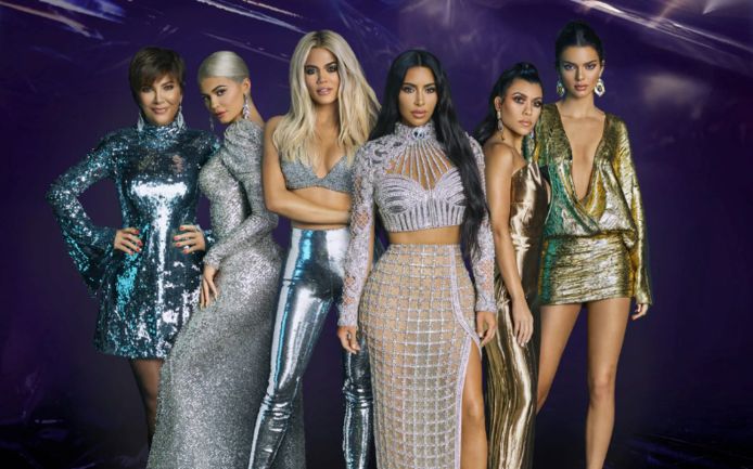 De familie van twee miljard (vlnr): Kris Jenner, Kylie Kenner, Khloé Kardashian, Kim Kardashian, Kourtney Kardashian en Kendall Jenner.