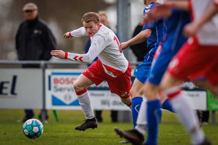 Bastian Liemburg zoekt de verdediging van Nagele op.