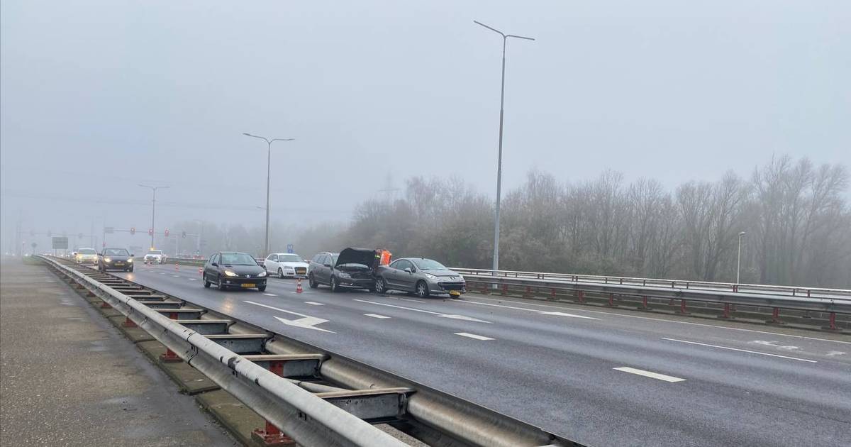 File op A1 tussen Borne en Hengelo na ongeluk met twee autos.