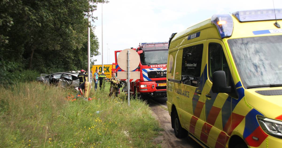 Brandweer bevrijdt inzittenden uit auto na botsing met vrachtwagen langs A1 bij Holten.