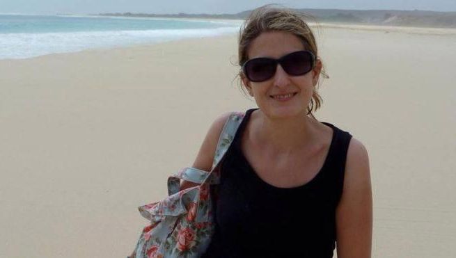 Eloise Dixon kreeg twee kogels in de maag en ligt in het ziekenhuis. Ze was met haar man en drie kinderen op vakantie in Brazilië.