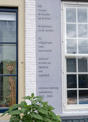 Eén van de nieuwe Sprekende Gevels is het huis van wijlen stadsdichter Chawwa Wijnberg. Op de muur van haar huis aan de Bierkaai staat een gedicht van Wijnberg zelf.