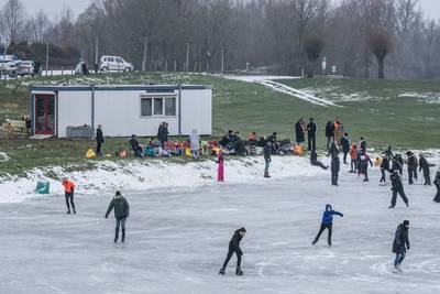 Volop ijspret in Tolkamer, waar je moest slalommen tussen de wakken: ‘We kunnen eindelijk weer schaa