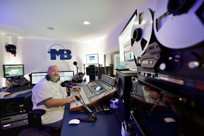 Michiel Bouwmeester in zijn studio universe radio in Etten-Leur viert 5 jarig bestaan. Foto Peter van Trijen.