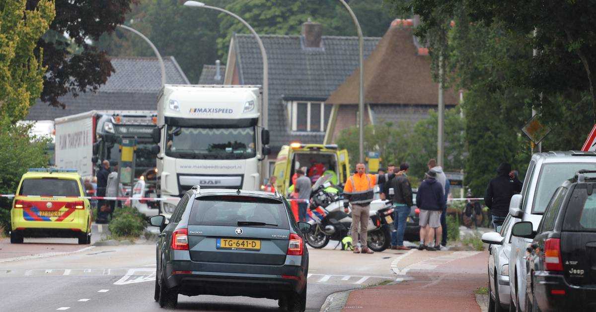 Tweede ongeval in korte tijd op Eerbeekseweg in Loenen: fietser met hoofdletsel afgevoerd.