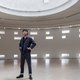 Kunstenaar Aldo van den Broek zoekt altijd een werkplek die past bij wat hij maakt – en ook zijn kleding is functioneel