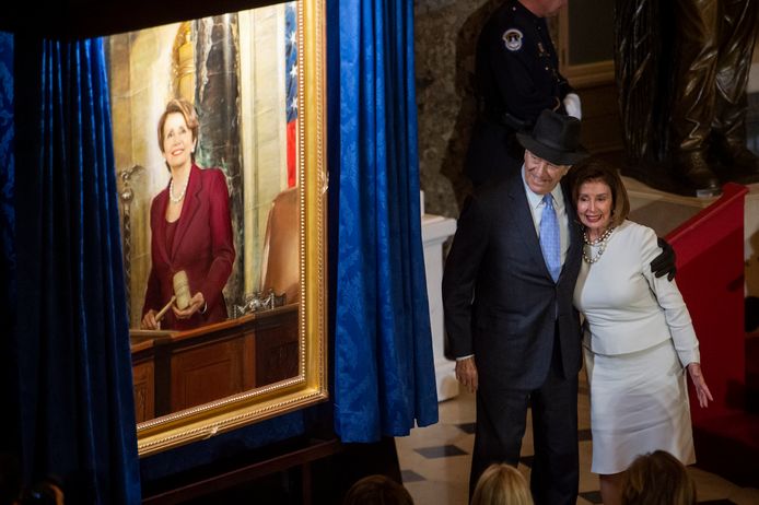 Nancy Pelosi (rechts) en haar echtgenoot Paul Pelosi (links) tijdens een ceremonie in het Capitool waar haar officiële portret gisteren werd onthuld.