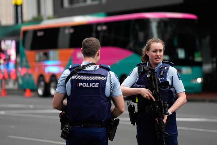 Gewapende politie in Auckland bij het hotel van een van de deelnemende teams aan de FIFA Women’s World Cup.
