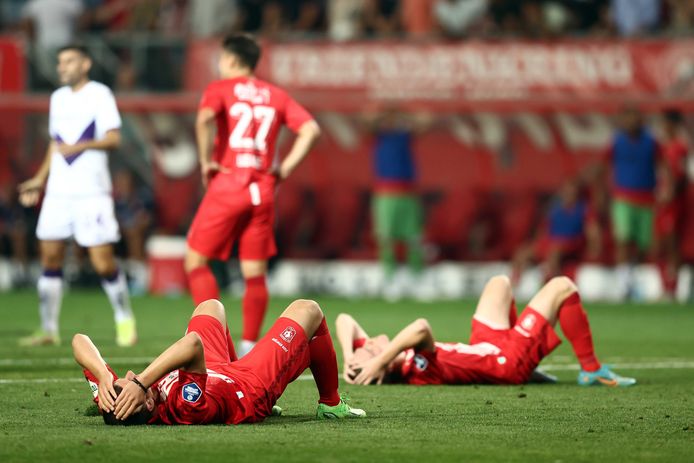 FC Twente-spelers treuren.