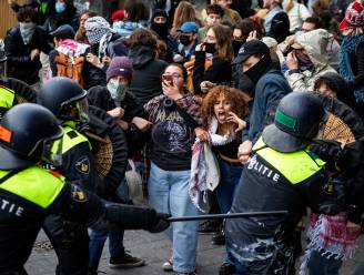 Manifestanten gooien met stenen naar Amsterdamse politie na ontruiming pro-Palestijns protest: oproerpolitie verjaagt manifestanten