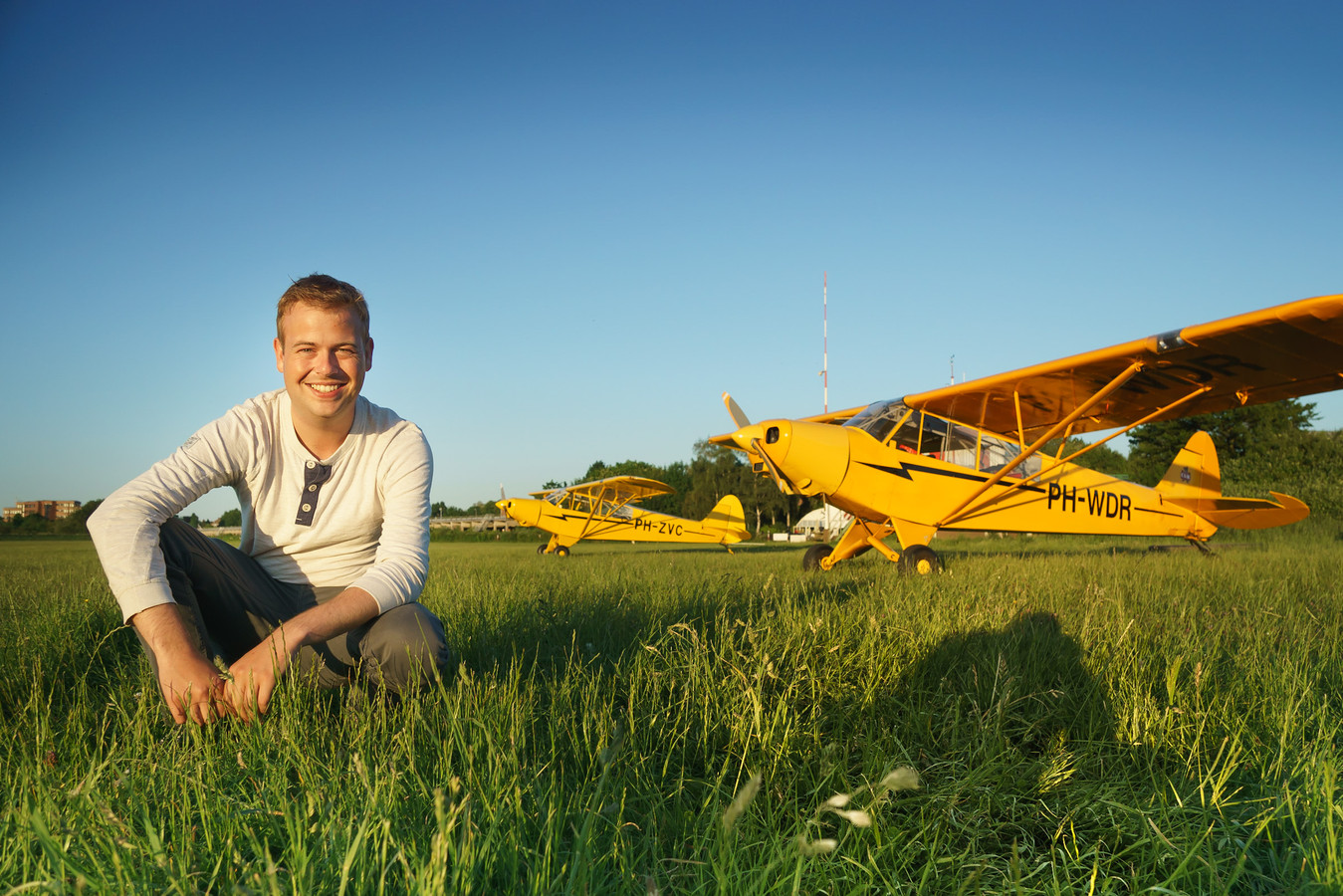 De 28-jarige Bert van de Bunte bij zijn vliegtuigen.