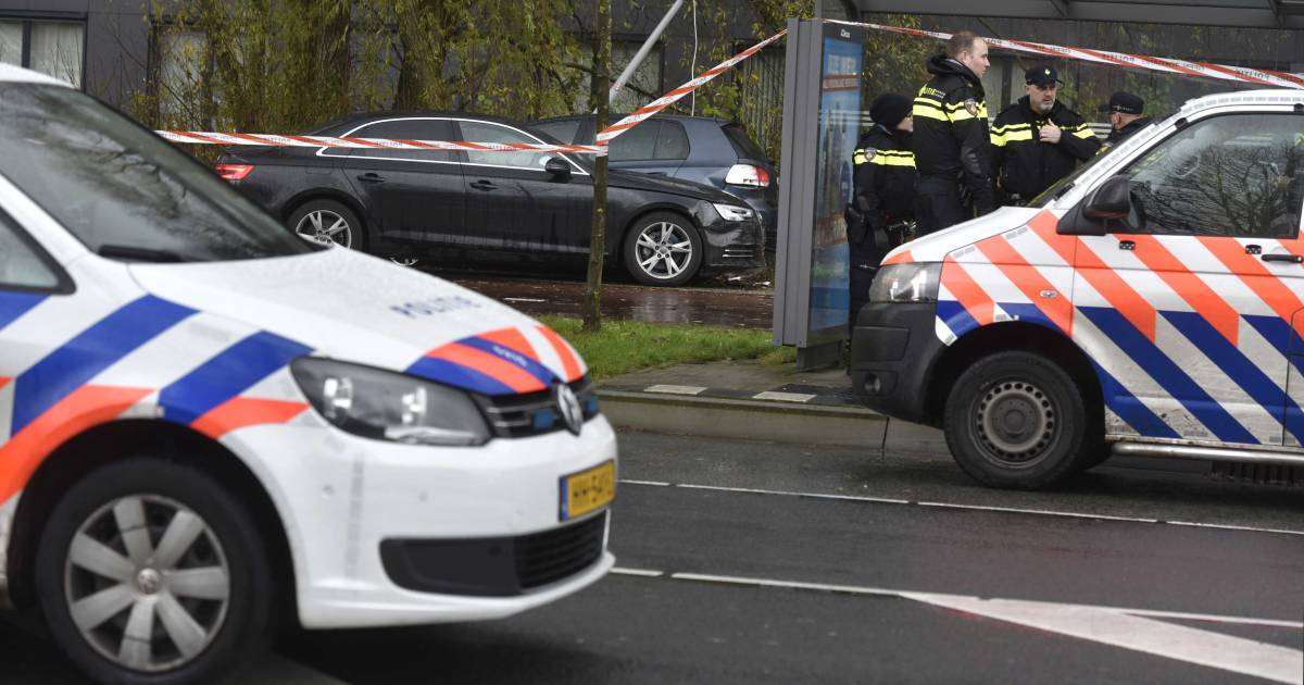 Politie schiet autoband lek bij achtervolging Bussum.