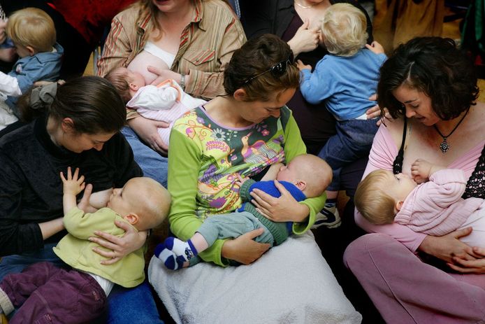 De baby's hoor je niet klagen, maar zichtbaar borstvoeding geven wordt niet door iedereen op prijs gesteld. KLM vraagt voedende moeders de blote borst te bedekken als anderen zich eraan storen.