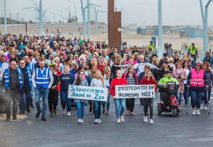 Demonstratie van Scheveningse vrouwen tegen intimidatie op de boulevard, waar met name hun dochters vaak worden lastiggevallen.