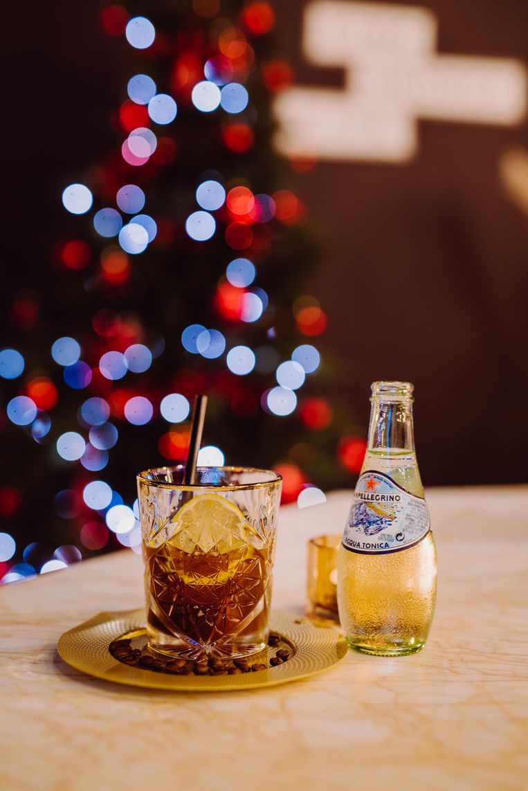 Tip: Gebruik voor dit recept licht gebrande en fruitige koffie. Deze past het best bij de suikers en bitters van tonic. Wij gebruikten de D.R. Congo Hutwe filterkoffie van OR Coffee als basis. Als tonic kozen wij voor Acqua Tonica van S.Pellegrino, omdat deze de koffiesmaak niet zal overheersen.