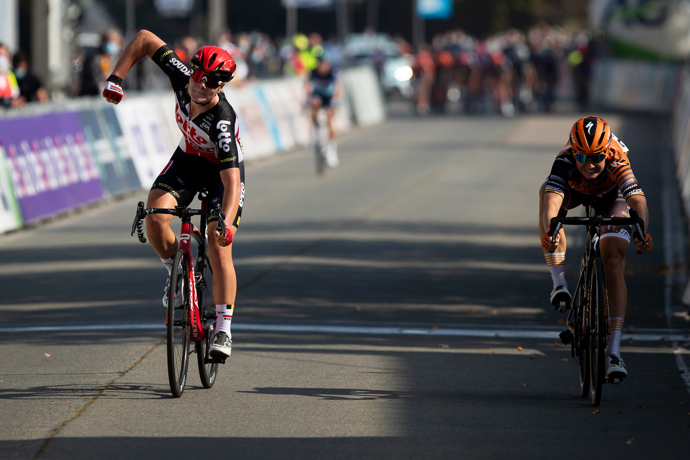 Lotte Kopecky (à gauche) et Jolien D'Hoore (à droite): rivales sur la route, partenaires sur la piste.