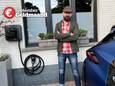 Tim Briers (Watt's Next) bij zijn elektrische wagen en bidirectioneel laadpunt.