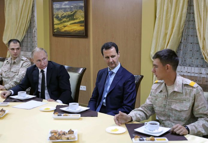 Poetin en Assad bij hun bezoek aan de luchtmachtbasis van Hmeimim in de Syrische provincie Latakia, eerder deze maand.
