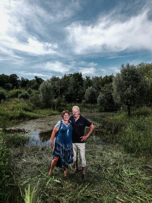 Wim en Yvonne Duitshof in hun prijswinnende tuin.