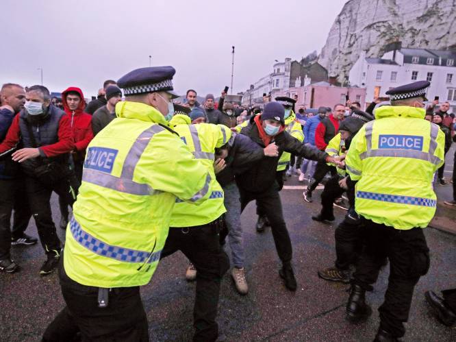 Gestrande truckers keren zich tegen politie in Britse haven Dover: “Situatie is onmenselijk”