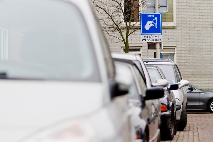 Wethouders Revis (stadsontwikkeling) en Van Asten (verkeer) willen gasten verplichten om op drukke plekken een parkeergarage te gebruiken.