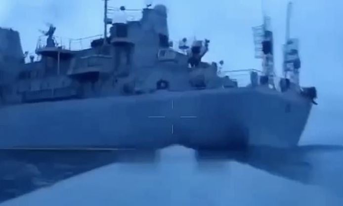 Le ministère ukrainien de la Défense a diffusé jeudi soir une vidéo filmée par une caméra embarquée sur un drone naval. Elle montre l’engin foncer sur la coque arrière de l’Ivan Khurs, un navire de reconnaissance russe.